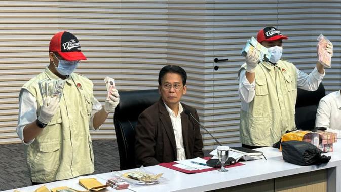 KPK Sita Dokumen dan Barang Bukti Elektronik Pergeseran Anggaran Saat Geledah Kantor Dinas PUPR-PKPP Riau