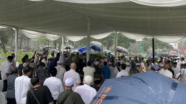 Suami Najwa Shihab, Ibrahim Sjarief Assegaf dimakamkan di tempat pemakaman umum (TPU) Jeruk Purut, Rabu (21/5/2025).