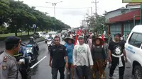 Ratusan warga Rembang Jalan kaki ratusan kilometer untuk menghadap Ganjar Pranowo selaku Gubernur Jawa Tengah