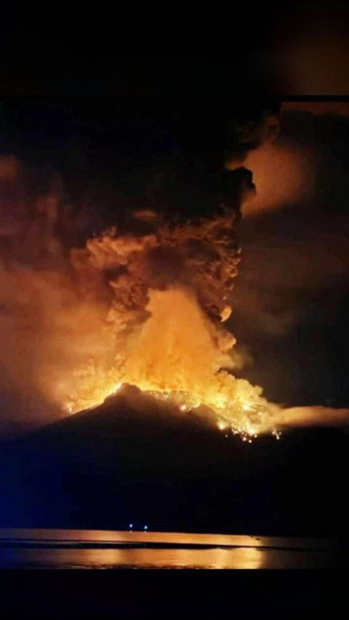 "Kolom abu teramati berwarna kelabu hingga hitam dengan intensitas tebal ke arah selatan. Saat laporan ini dibuat erupsi masih berlangsung," kata Petugas Pos Pengamatan Gunung Ruang Julius Rampolii dalam laporan yang diterima di Jakarta, demikian dikutip 
