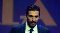 Kiper Juventus, Gianluigi Buffon berpose dengan trofinya setelah menerima penghargaan pada malam Gran Gala del Calcio di Milan, Senin (27/11). Buffon dinobatkan sebagai Pemain Terbaik Liga Italia musim 2016/2017. (MIGUEL MEDINA/AFP)