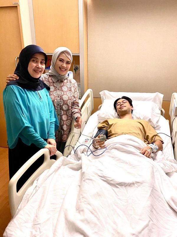 Potret Kondisi Terbaru Vidi Aldiano Usai Operasi Pengangkatan Kanker Ginjal (sumber: instagram/yuanitarohali)