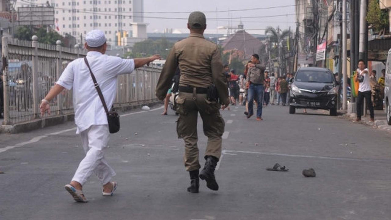 Tolak penggusuran, ratusan warga Kampung Pulo hadang Satpol PP