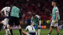 Striker Tottenham Hotspur Son Heung-Min (tengah) terduduk di lapangan setelah kalah dari Liverpool di final Liga Champions di Stadion Wanda Metropolitano, Madrid, Spanyol, Sabtu (1/6/ 2019). (Photo by Ben STANSALL/AFP)