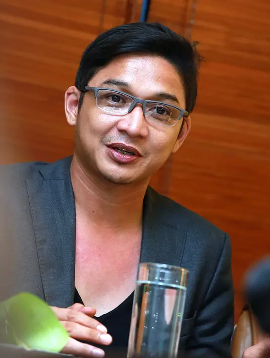 "Onci sama Enda setuju 2 minggu lalu. Mas Makki 3 bulan, tapi omongan ini sudah dari 3 tahun yang lalu. Tapi ya itu hingga sekarang kami ada, menandakan kami solid, kokoh.” ujar vokalis ganteng ini. (Deki Prayoga/Bintang.com)