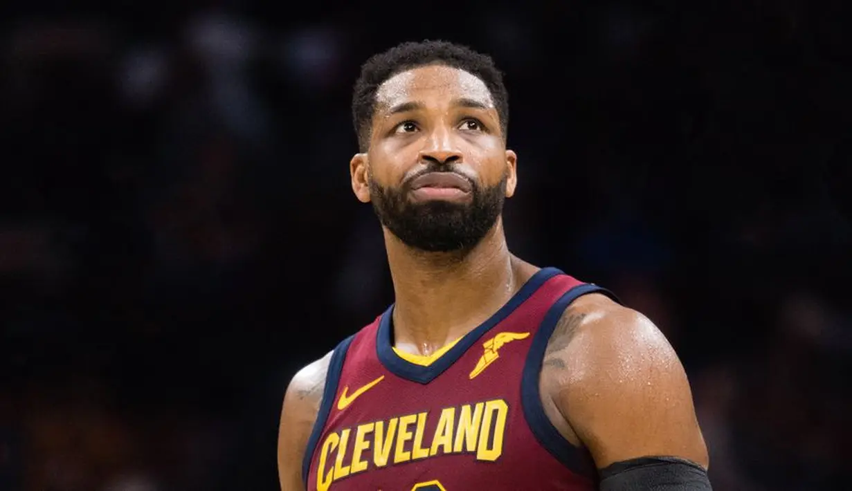 Tristan Thompson sepertinya tak bisa lari dari kenyataan bahwa selingkuhi Khloe Kardashian mulai menghancurkan reputasinya. (Getty Images/Cosmopolitan)