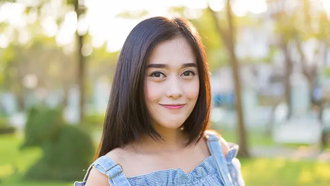 perempuan tersenyum
