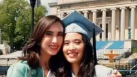 Potret Menpar Widi Wardhana Pakai Setelan Tenun Saat Hadiri Wisuda Putrinya di Amerika Serikat