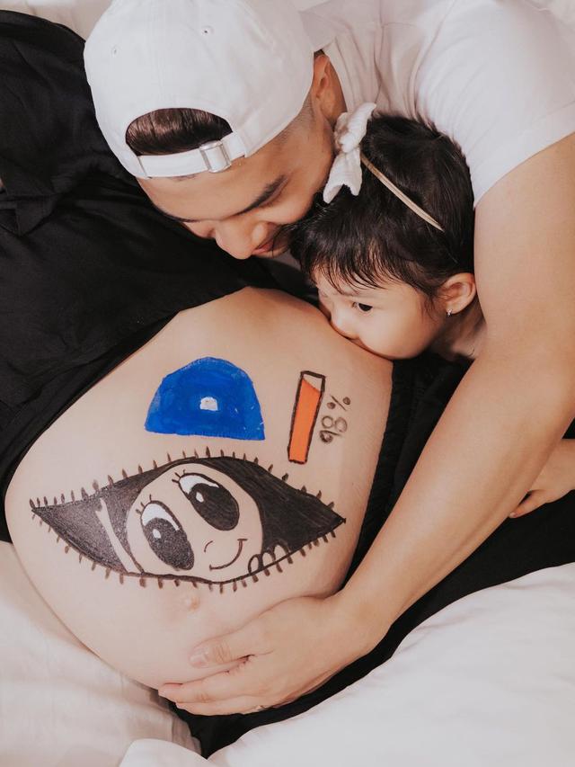 Ada Gambar  Bayi Mengintip di Perut Chelsea  Olivia Jelang 