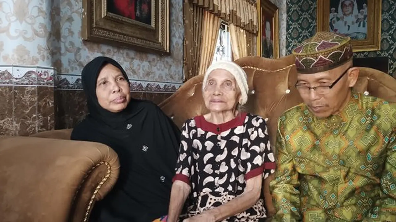 Supiyah (93) didampingi anak dan menantunya di Malang. (Istimewa)