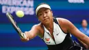 Petenis Jepang, Naomi Osaka mengembalikan bola ke arah petenis Swiss, Belinda Bencic pada babak keempat turnamen AS Terbuka 2019 di Arthur Ashe Stadium, Senin (2/9/2019). Naomi Osaka tumbang dua set langsung, 5-7 dan 4-6, dalam tempo 87 menit. (Kena Betancur/AFP)