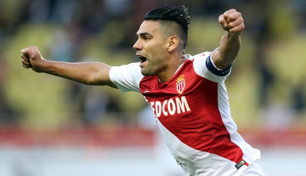 Selebrasi striker AS Monaco, Radamel Falcao setelah mencetak gol ke gawang Rennes pada laga Ligue-1 2018/2019 di Louis II Stadium, Monaco (7/10/2018). Didatangkan AS Monaco dari Atletico Madrid pada awal musim 2013/2014 dengan nilai transfer 43 juta euro atau kini setara Rp699 miliar, Radamel Falcao akhirnya dilepas gratis ke Galatasaray pada awal musim 2019/2020 setelah sempat dipinjamkan ke MU dan Chelsea. Sejak awal musim 2022/2023 ia bermain untuk Rayo Vallecano. (AFP/Valery Hache)