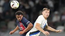 Pemain Paris Saint-Germain, Warren Zaire-Emery (kiri) berebut bola dengan pemain Inter Milan, Nicolo Barella saat laga uji coba pramusim di Japan National Stadium, Tokyo, Jepang, Selasa (01/08/2023). (AP Photo/Hiro Komae)