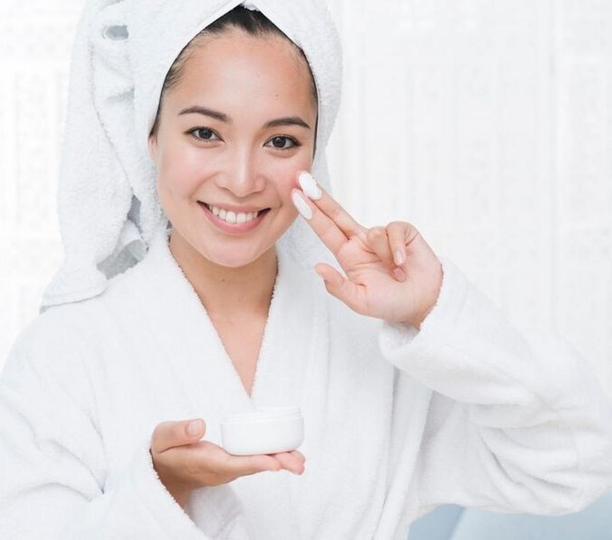 Berikut rekomendasi 15 moisturizer atau pelembab yang bisa digunakan untuk kalian yang memiliki jenis kulit berminyak. Perhatikan kandungan dalam kemasan dan sesuaikan dengan kulit kalian ya.