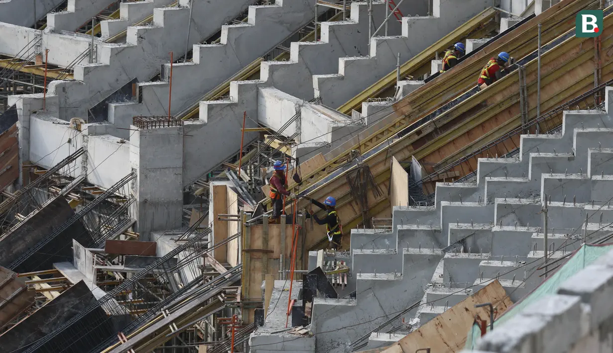 Sejumlah pekerja mengerjakan pembangunan tribun Jakarta International Stadium yang terletak di Papanggo, Jakarta Utara, Selasa (31/08/2021). PT Jakarta Propertindo mencatat bahwa stadion yang diproyeksikan berkapasitas 82.000 penonton tersebut telah mencapai 69 persen. (Bola.com/Bagaskara Lazuardi)