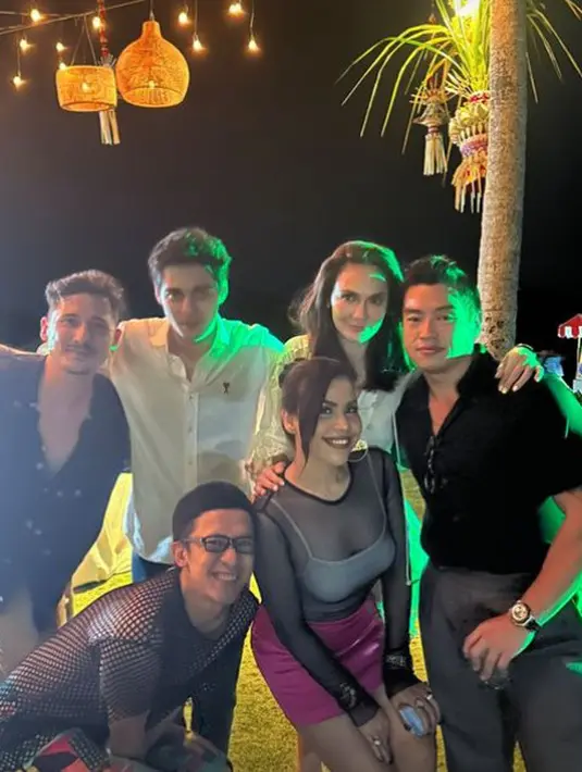 Dihadiri kerabat artis dan keluarga, sang kekasih Maxime Bouttier juga turut hadir menemani [@melaney_ricardo]