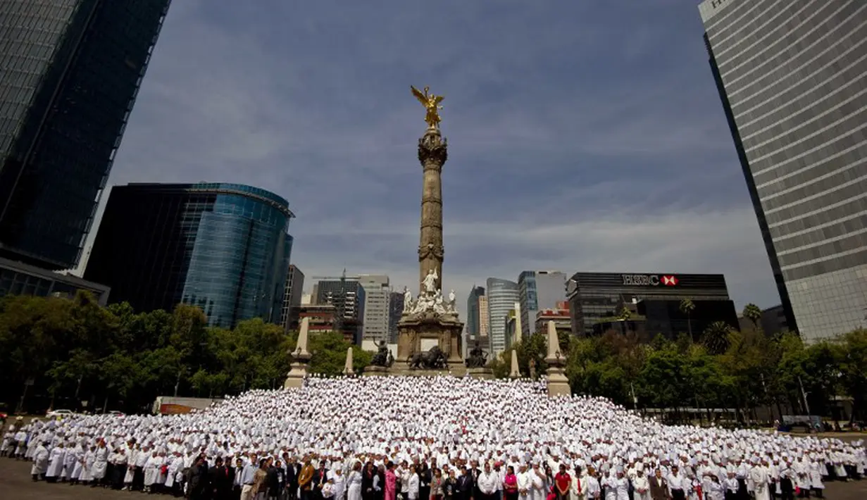 Ribuan koki ini sengaja berkumpul untuk mencoba memecahkan rekor Guinness, Mexico City, Sabtu (17/05/2014) (AFP PHOTO/Alfredo ESTRELLA).