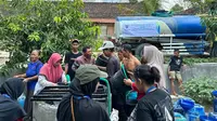 Bantuan 20 truk air bersih atau sekitar 100.000 liter untuk warga Des Jepang Rejo di Kabupaten Blora, Jawa Tengah (Istimewa)