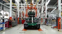 PT BMW Group Indonesia mulai melakukan perakitan sedan mewah terbarunya, all new BMW Seri 5. (Arief/Liputan6.com)