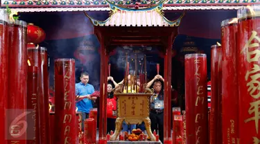 Warga Tionghoa berdoa saat Tahun Baru Imlek 2567 di Kelenteng Boen Tek Bio di Tangerang, Banten (08/02). Memasuki Tahun Monyet, mereka berdoa untuk dipermudah segala urusan, umur dan kelancaran rejeki. (Liputan6.com/Fery Pradolo). 