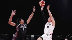 Pemain Timnas basket putra Indonesia (hitam) berusaha menghalau tembakan pemain Jepang, Ren Kanechika, dalam pertandingan Grup A Asian Games 2026 di Aichi International Arena, Nagoya, Jepang, Kamis (10/9/2026). Indonesia kalah 53-98 dari Jepang. (JIJI PRESS/AFP/Japan OUT)
