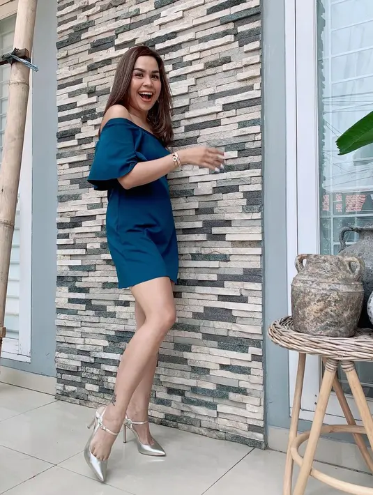 "Ya, kan gak ngerti kan soalnya kalo sama anak-anak itu kan kita harus menunggu untuk 2 kali negatif baru bisa meluk mereka lagi, bisa ketemu mereka lagi. Tapi sekarang mereka harus jauh-jauhan sama anak," imbuhnya. 
 (Instagram/melaney_ricardo)