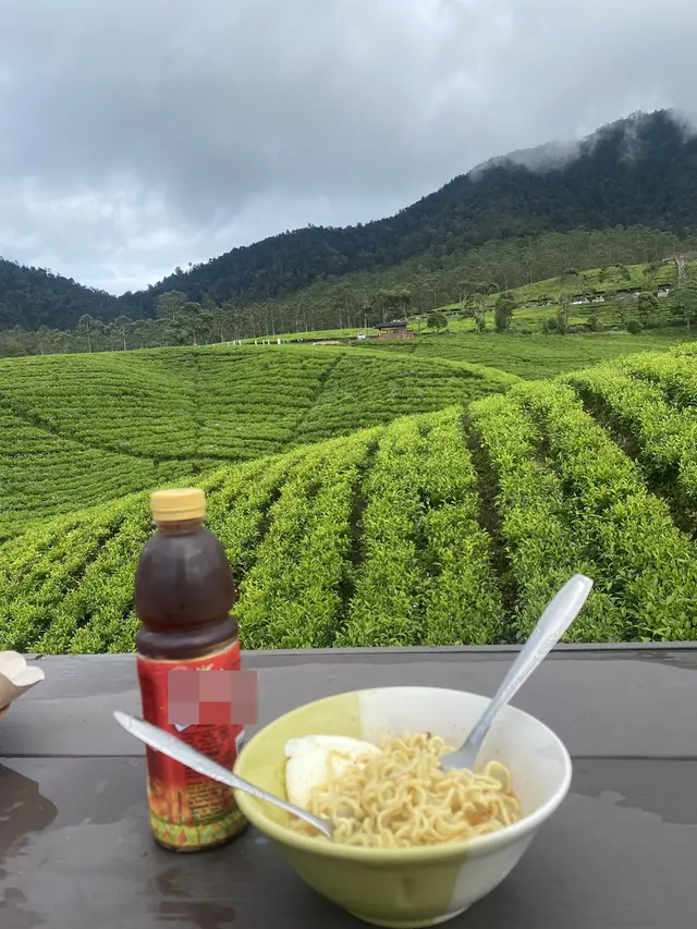 6 Potret Makan Mi 'With A View' Ini Manjakan Mata,