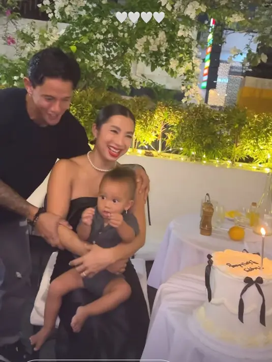 Ibu empat anak itu, lengkapi outfit klasiknya dengan gloves hitam serta kalung mutiara [@jenniferbachdim]