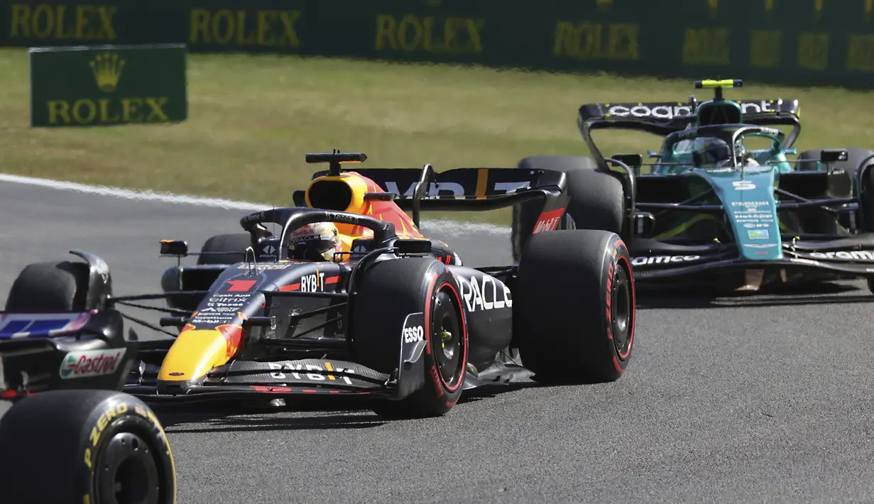 Setelah restart, Verstappen mampu naik ke posisi enam usai melewati Alex Albon dan Daniel Ricciardo. Ia juga tak butuh lama untuk mengamankan posisi kelima dengan melibas Sebastian Vettel menuju chicane. (AP/Olivier Matthys)