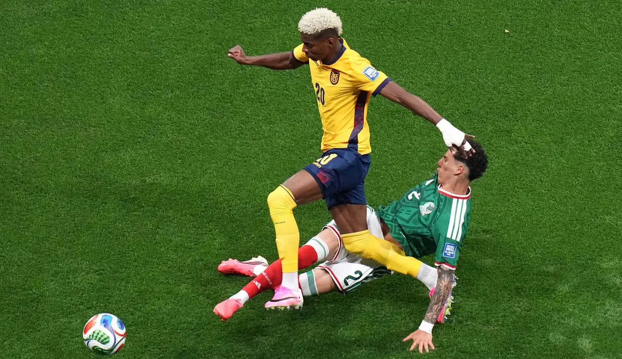 Pemain Meksiko Jorge Sanchez terjatuh saat berebut bola dengan pemain Ekuador Nilson Angulo selama pertandingan sepak bola babak 32 Piala Dunia antara Meksiko dan Ekuador di Mexico City, Selasa, (30/06/2026). (AP Photo/Silvia Izquierdo)