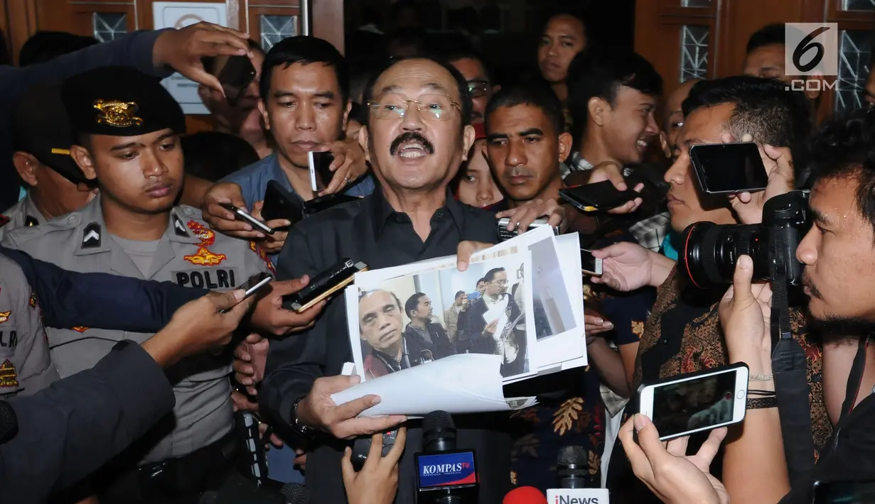 Mantan kuasa hukum terdakwa dugaan korupsi pengadaan e-KTP Setya Novanto, Fredrich Yunadi memberi keterangan usai menjalani sidang di Pengadilan Tipikor, Jakarta, Kamis (8/2). Sidang mendengar dakwaan Jaksa Penuntut Umum. (Liputan6.com/Helmi Fithriansyah)