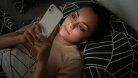 Benarkan Main HP Sambil Dicas Berbahaya?