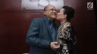 Mario Teguh mendapat ciuman dari istrinya, Linna Teguh usai jumpa pers syukuran kemenangan karena Kepolisian menghentikan penyidikan kasus Kiswinar terhadap Mario Teguh, Jakarta, Senin (21/8). (Liputan6.com/Herman Zakharia)
