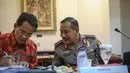 Kapolri Jenderal Badrodin Haiti (kanan) berdiskusi dengan Kepala BPS Suryamin saat rapat terbatas di Kantor Kepresidenan, Jakarta, Rabu (3/6/2015). Dalam rapat tersebut dibahas mengenai strategi ketersediaan bahan pokok. (Liputan6.com/Faizal Fanani)