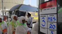 Jemaah Haji Indonesia bersiap masuk ke bus di Bandara King Abdul Aziz, Jeddah. Darmawan/MCH