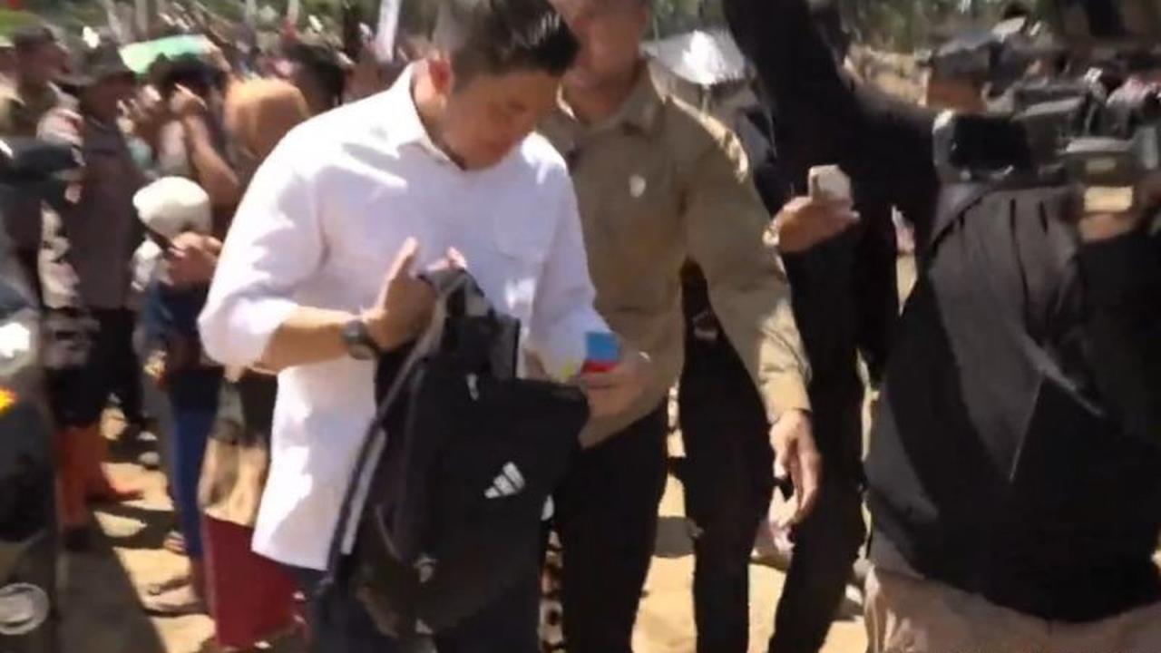 Seskab Teddy Bagikan Rubik untuk Anak Pengungsi di Tapanuli Selatan, Asah Ketekunan di Tengah Bencana