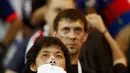 Suporter Jepang memeluk bendera negaranya usai pertandingan melawan Belgia pada babak 16 besar Piala Dunia 2018 di Rostov Arena, di Rostov-on-Don, Rusia, (2/7). Jepang takluk dengan dramatis atas Rusia 3-2. (AFP Photo / Odd Andersen)