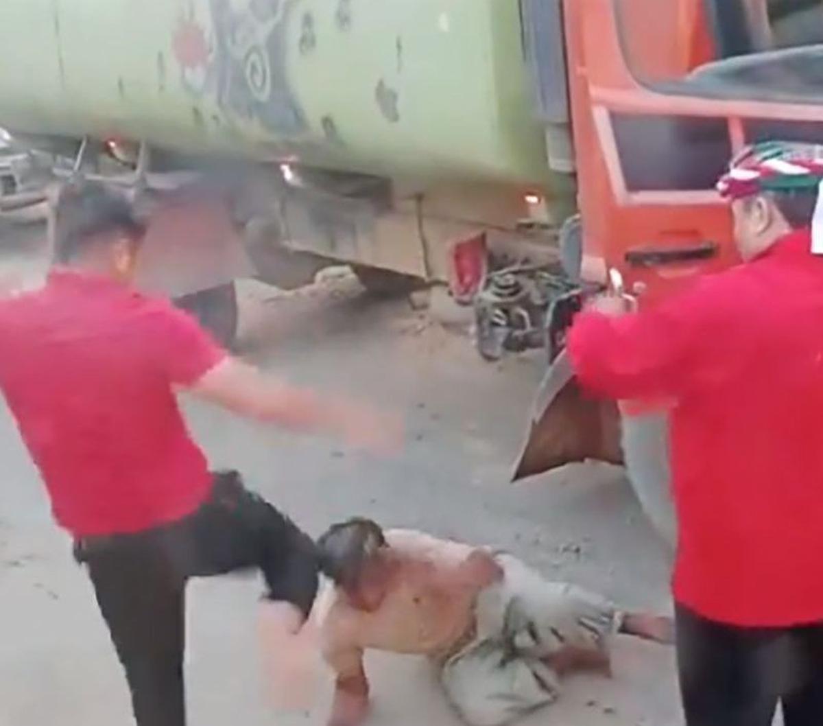 "Saya sangat-sangat minta maaf. Kepada masyarakat. Tapi kejadian itu," kata Bupati FX Yapan, Kamis (21/12).