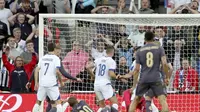 Harry Kane dari Inggris, di lapangan, mencetak gol ketiga timnya selama pertandingan sepak bola persahabatan internasional antara Inggris dan Bosnia dan Herzegovina di St. James Park di Newcastle, Inggris, Senin, 3 Juni 2024. (AP Photo/Scott Heppell)