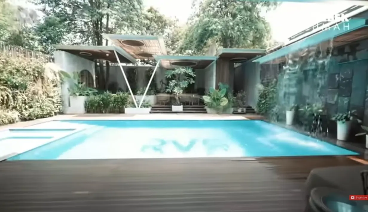 Halaman belakang sangat luas dan asri karena banyak tanaman hingga pohon. Sedangkan di tengah terdapat kolam renang yang sangat besar. Di halaman belakang ini juga banyak tempat untuk bersantai dengan meja dan kursi dari kayu. [Youtube/AH]