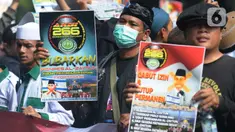Massa dari Front Persaudaraan Islam (FPI) bersama Umat melakukan unjuk rasa di depan Gedung Kementerian Agama (Kemenag) Jakarta, Senin (26/6/2023). (merdeka.com/Imam Buhori)