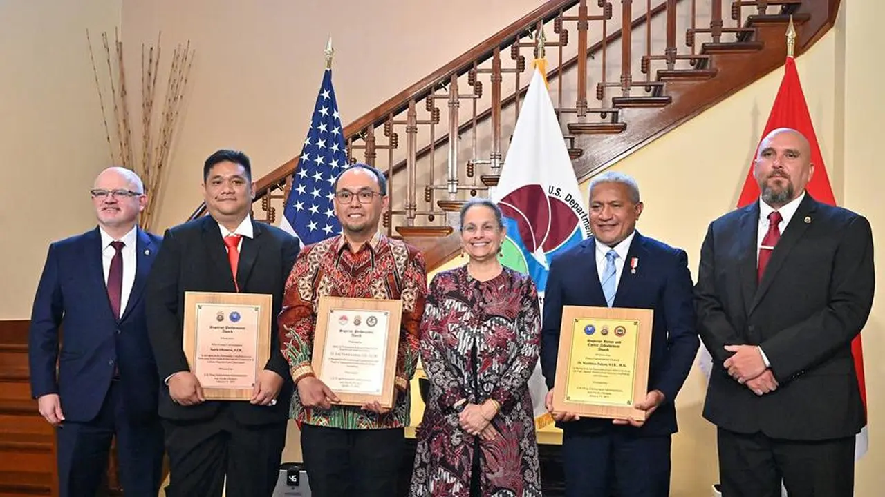 Kepala BNN Marthinus Hukom, Kepala PPATK Dr. Ivan Yustiavandana dan Komisaris Besar Kepolisian Indonesia Satria Oktoreza menerima penghargaan dari Badan Narkotika AS (Dok. Kedubes AS).