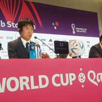 Pelatih Timnas Jepang Hajime Moriyasu (kiri). (Hendry Wibowo/Bola.com)