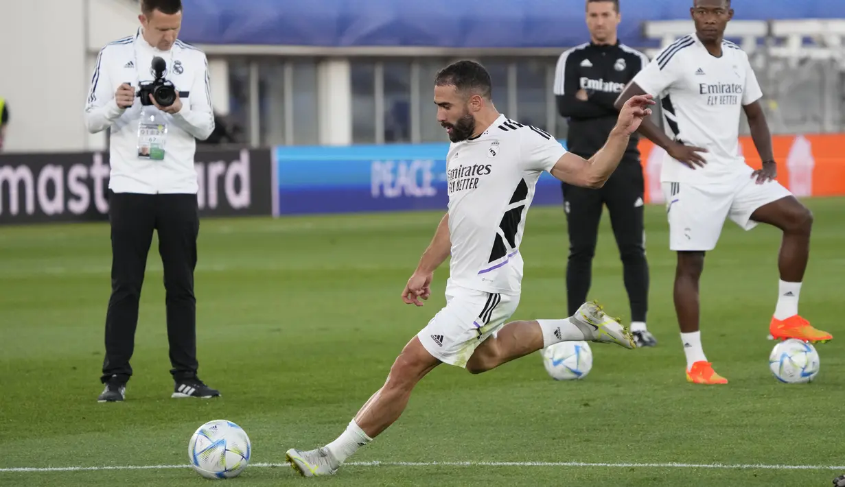 Bek Real Madrid, Dani Carvajal melakukan tembakan ke gawang saat sesi latihan di Stadion Olimpiade Helsinki, Finlandia (9/8/2022). Real Madrid akan bertanding melawan Eintracht Frankfurt pada Piala Super Eropa 2022. (AP Photo/Sergei Grits)
