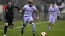 Penyerang Barcelona Adama Traore (tengah) berebut bola dengan gelandang Eintracht Frankfurt Filip Kostic pada laga leg pertama perempat final Liga Europa 2021/22 di Deutsche Bank Park, Jumat dini hari WIB (8/4/2022). Frankfurt dan Barcelona berbagi skor 1-1 . (AP Photo/Michael Probst)