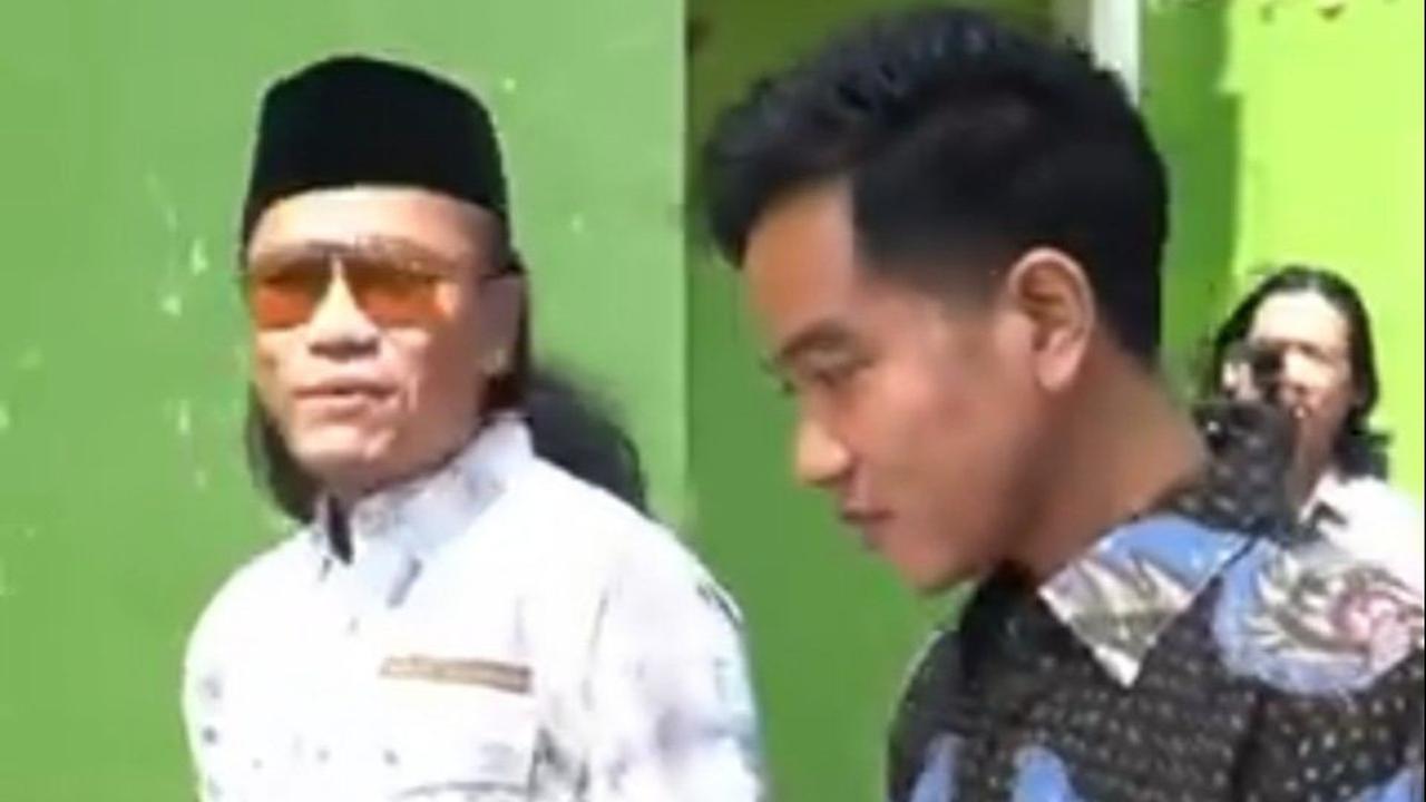 Dalam tayangan video itu juga terdapat klarifikasi dari Sekretaris TKN Prabowo-Gibran, Nusron Wahid yang menjelaskan bahwa Gus Miftah bukanlah relawan, anggota, pengurus politik, atau pun tim kampanye.&nbsp;