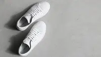 Ilustrasi sepatu putih. (dok. Pixabay.com/mrwrightxx10)
