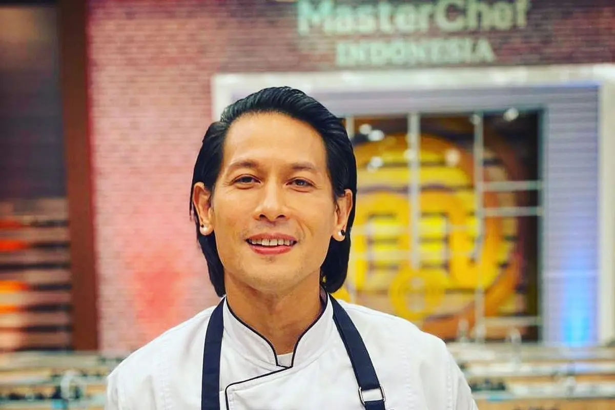 6 Potret Transformasi Chef Juna, Masa Mudanya Curi Perhatian
