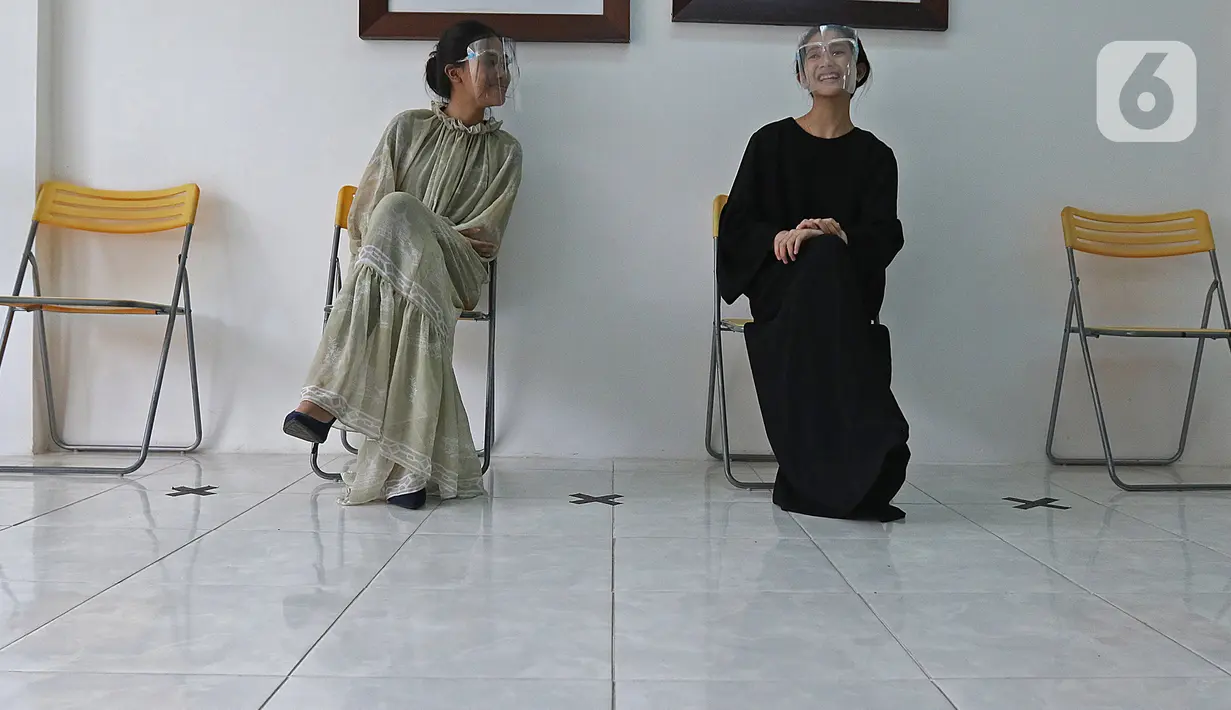 Aktivitas sekolah model di Look Academy Modeling School, Jakarta, Sabtu (24/10/2020). Sempat vakum selama beberapa bulan karena pemberlakuan PSBB Jakarta, sekolah model ini kembali membuka kelas untuk para siswa dengan menerapkan protokol kesehatan. (Liputan6.com/Herman Zakharia)