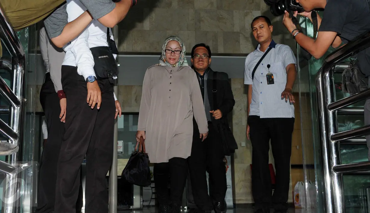 Mantan Gubernur Banten, Ratu Atut Chosiyah usai diperiksa KPK sebagai tersangka dalam kasus pengadaan sarana alat kesehatan (alkes) di lingkungan Pemerintah Provinsi Banten 2011-2013, Jakarta, Senin (14/12/2015). (Liputan6.com/Helmi Afandi)